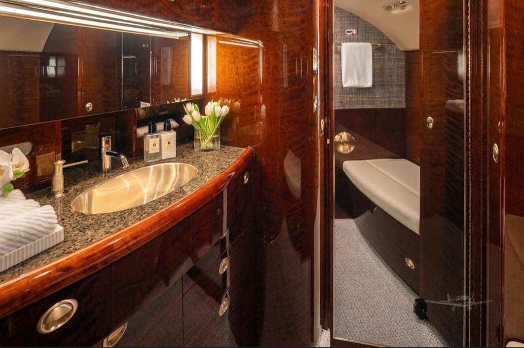 2001 Gulfstream GIV-SP - Photo 7