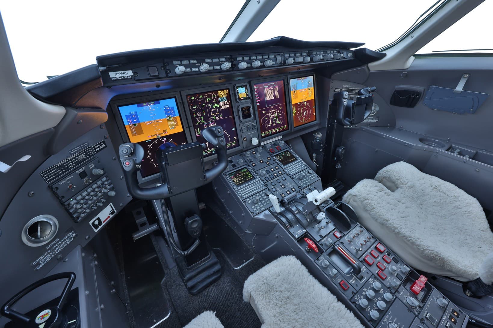 2013 Bombardier Challenger 300 - Photo 9