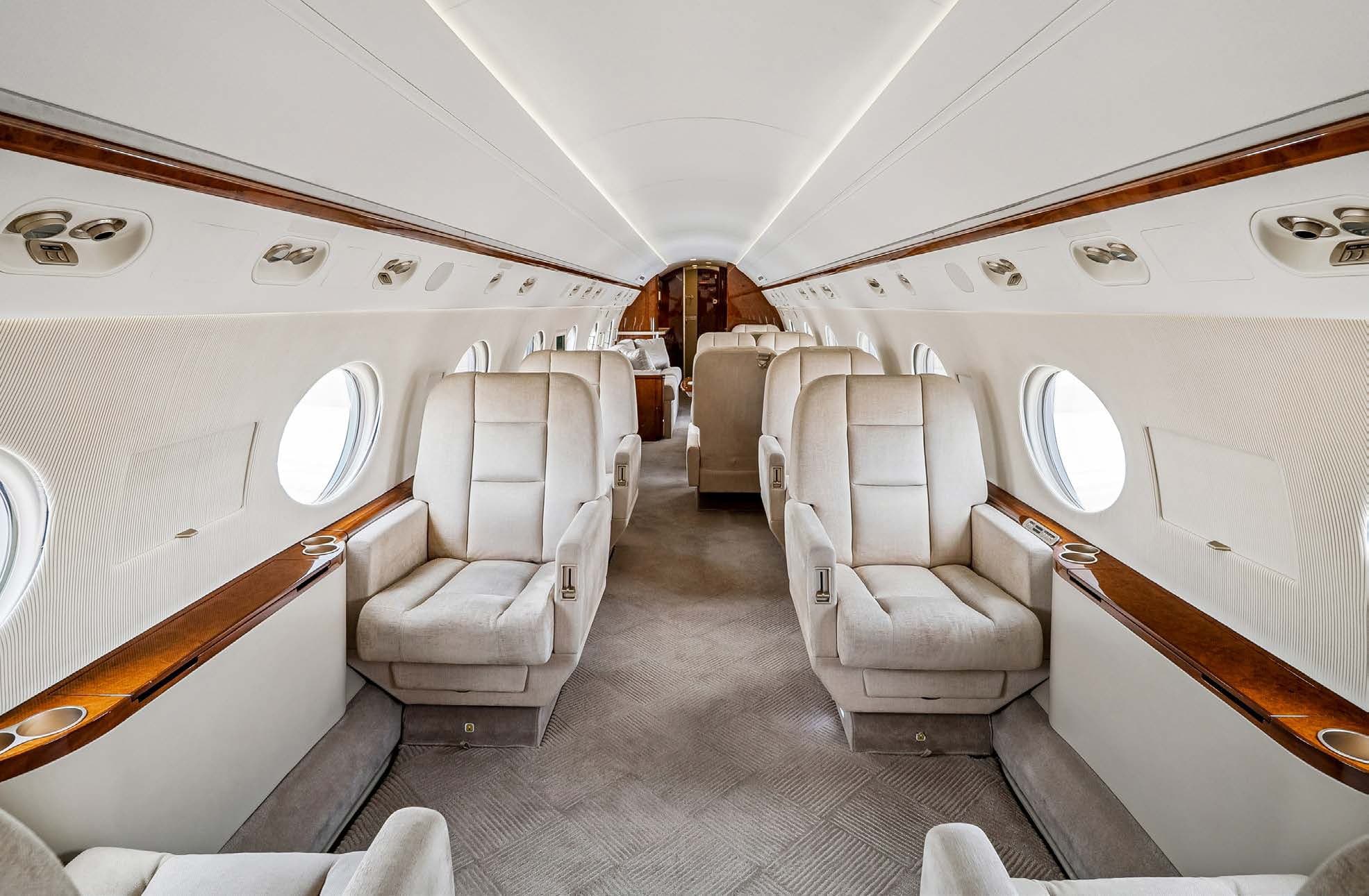 2010 Gulfstream G550 - Photo 2