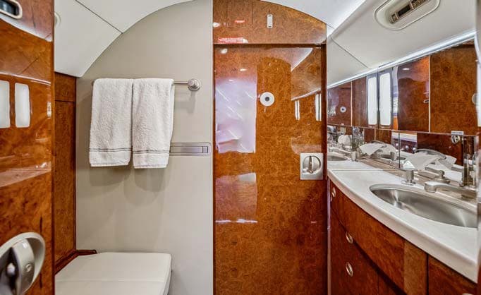 2010 Gulfstream G550 - Photo 10